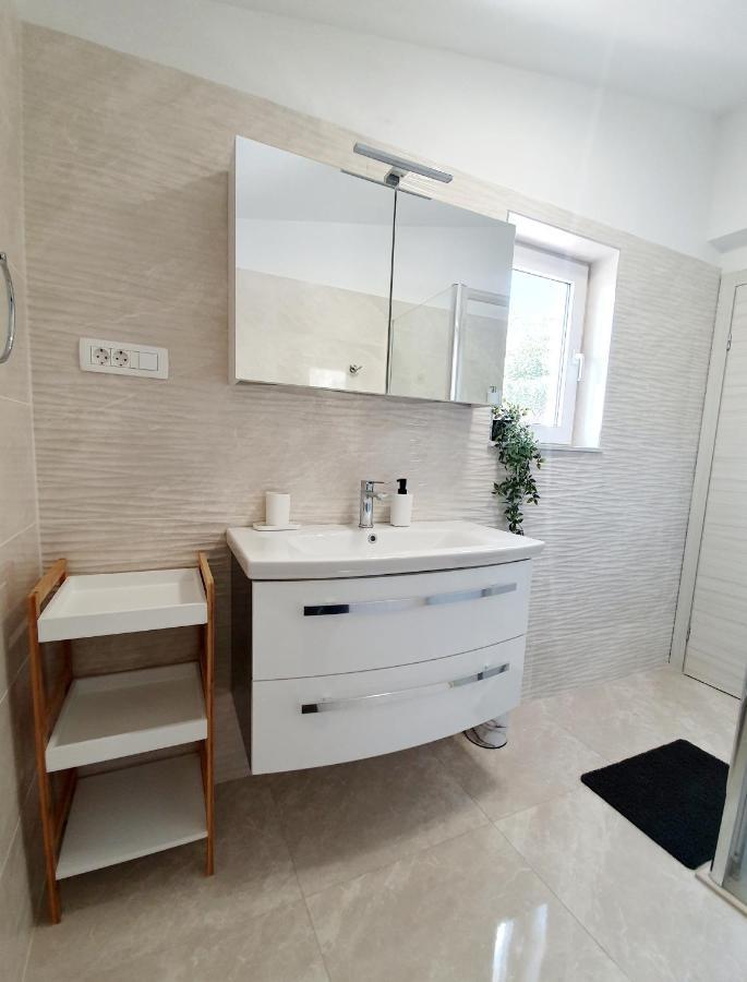 White House Apartments Dugi Rat Luaran gambar